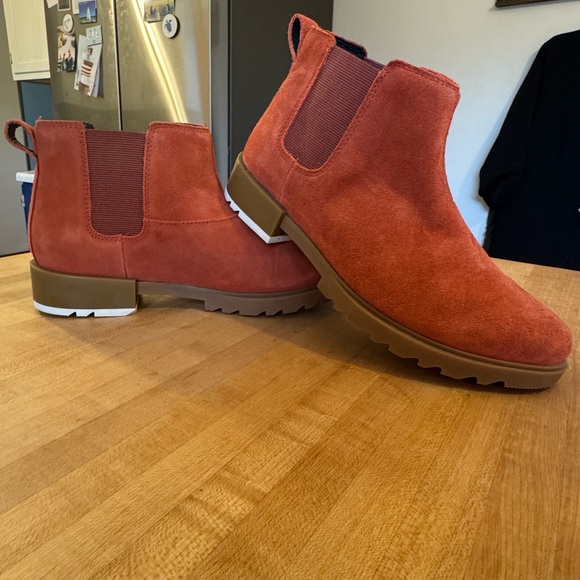 Women’s Size 9.5 Sorel Emelie Chelsea Suede Ankle Boots Waterproof Red/Orange - Picture 1 of 10